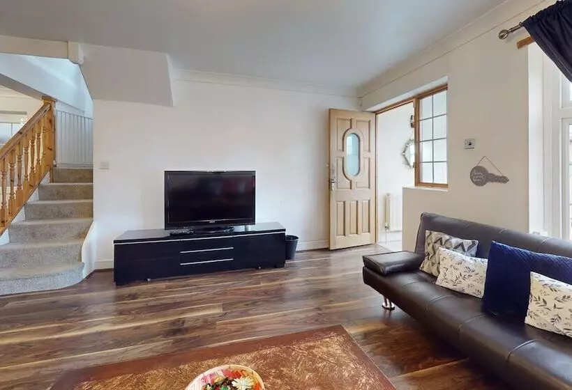 Residenssi Charming 5 Bed House In Grays