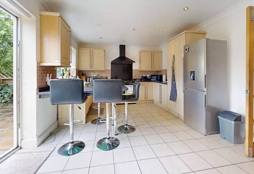 Residenssi Charming 5 Bed House In Grays