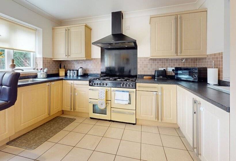 إقامة Charming 5 Bed House In Grays