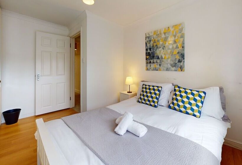 إقامة Charming 5 Bed House In Grays