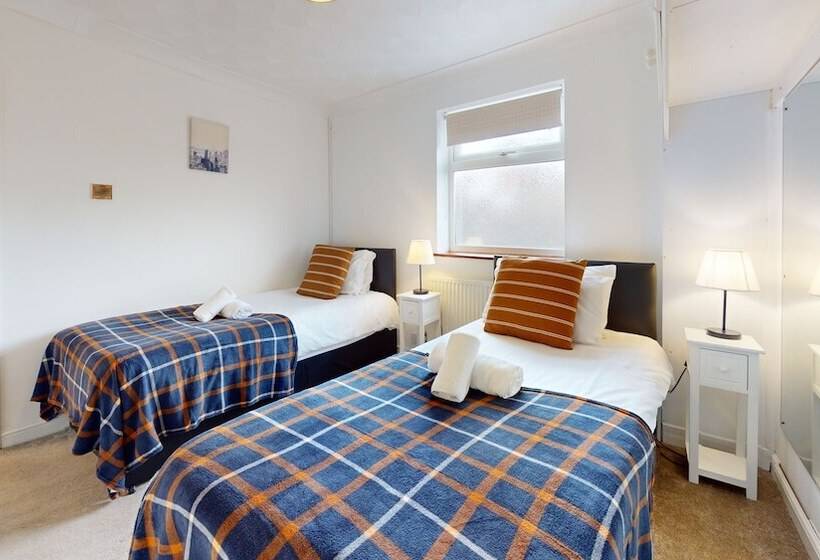 إقامة Charming 5 Bed House In Grays