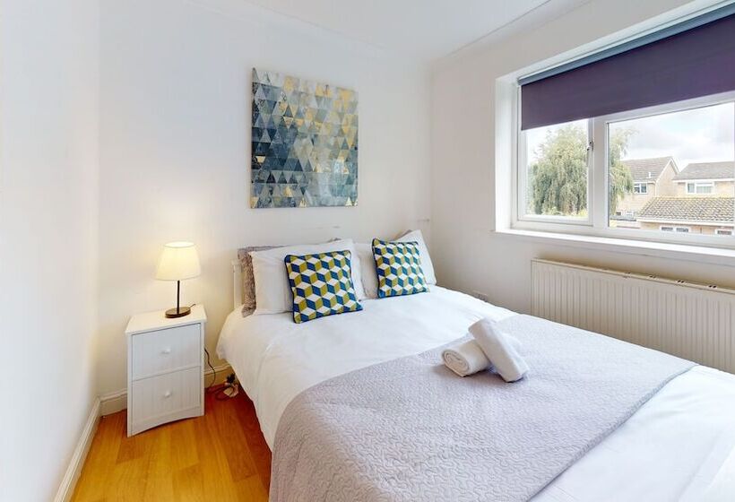 إقامة Charming 5 Bed House In Grays