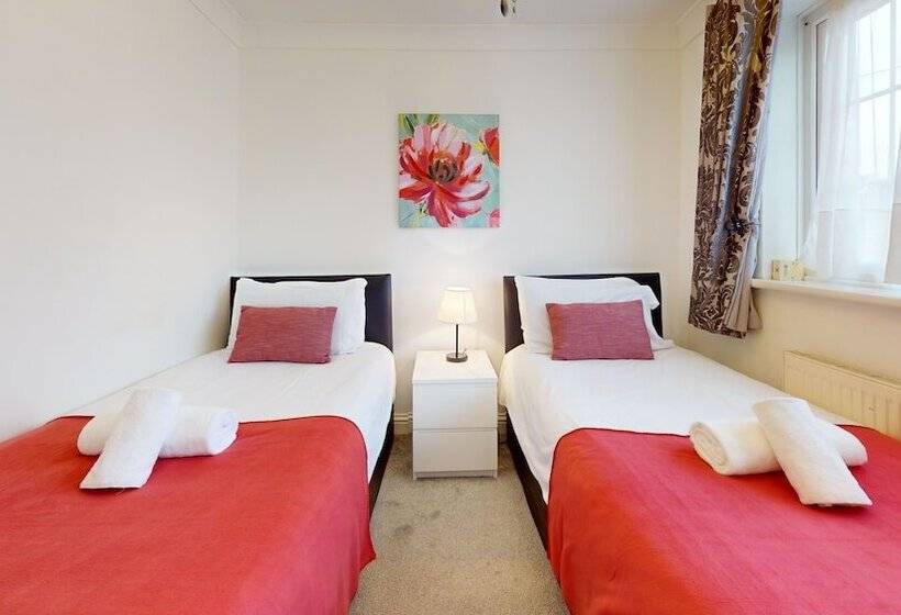 إقامة Charming 5 Bed House In Grays