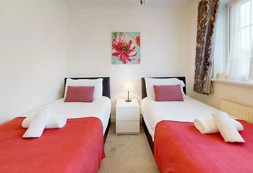 Residenssi Charming 5 Bed House In Grays