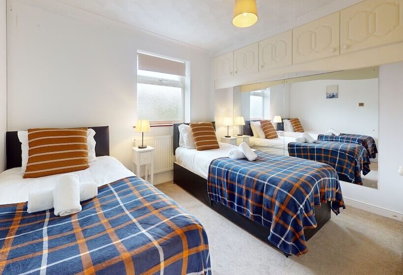 إقامة Charming 5 Bed House In Grays