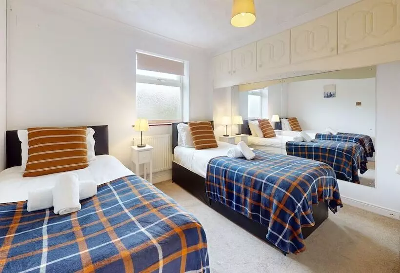 Residenssi Charming 5 Bed House In Grays