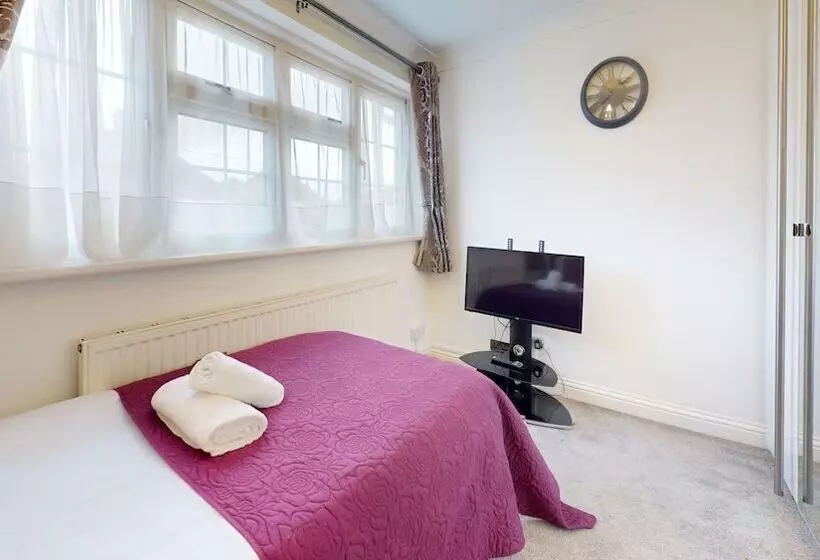 Residenssi Charming 5 Bed House In Grays