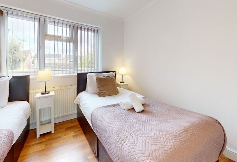 إقامة Charming 5 Bed House In Grays