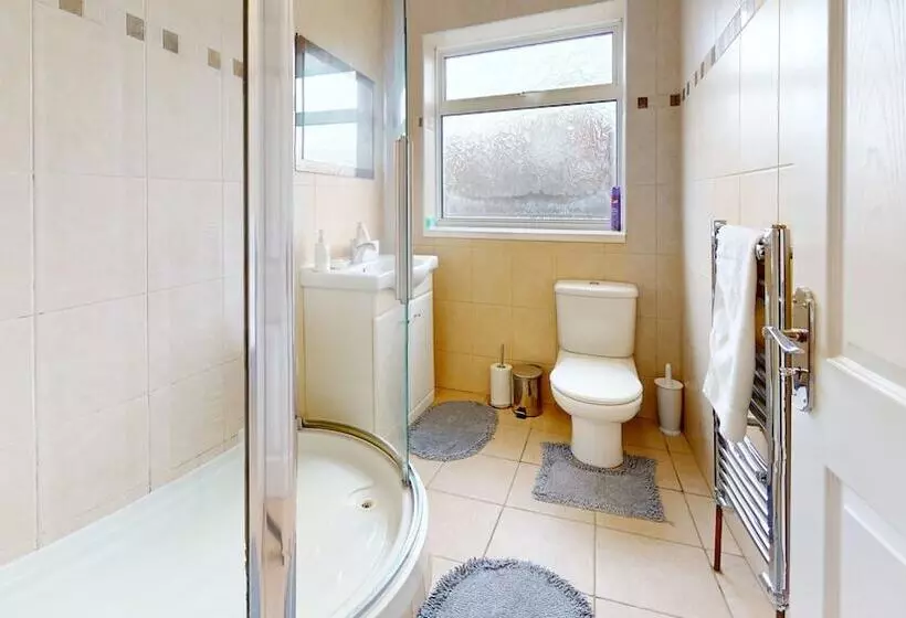 Residenssi Charming 5 Bed House In Grays