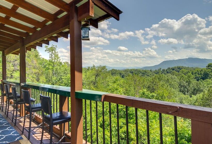 Sevierville Cabin W/ Hot Tub & Mountain View Deck