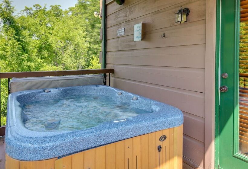 Sevierville Cabin W/ Hot Tub & Mountain View Deck