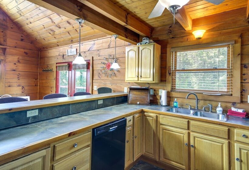 Sevierville Cabin W/ Hot Tub & Mountain View Deck