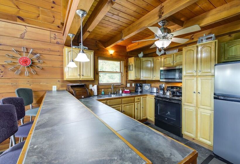 Sevierville Cabin W/ Hot Tub & Mountain View Deck