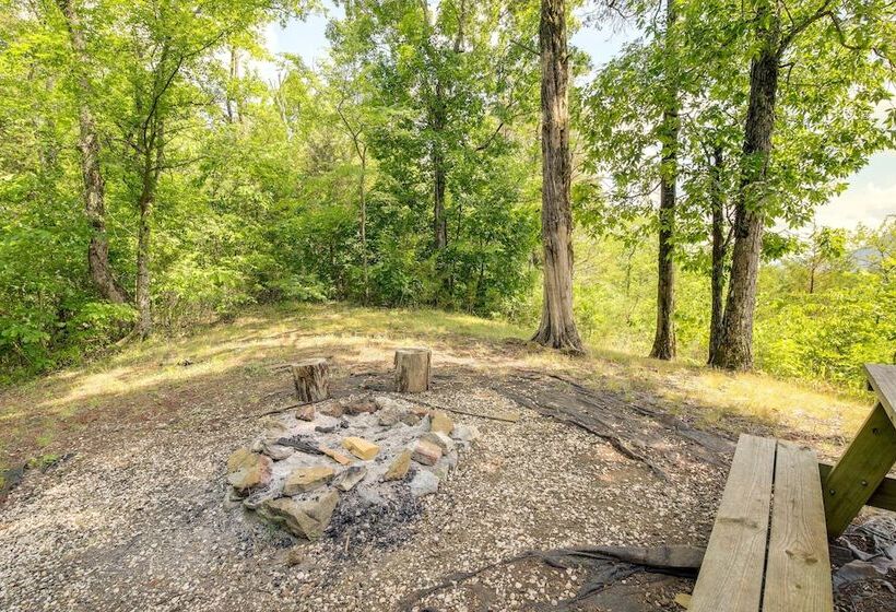 Sevierville Cabin W/ Hot Tub & Mountain View Deck