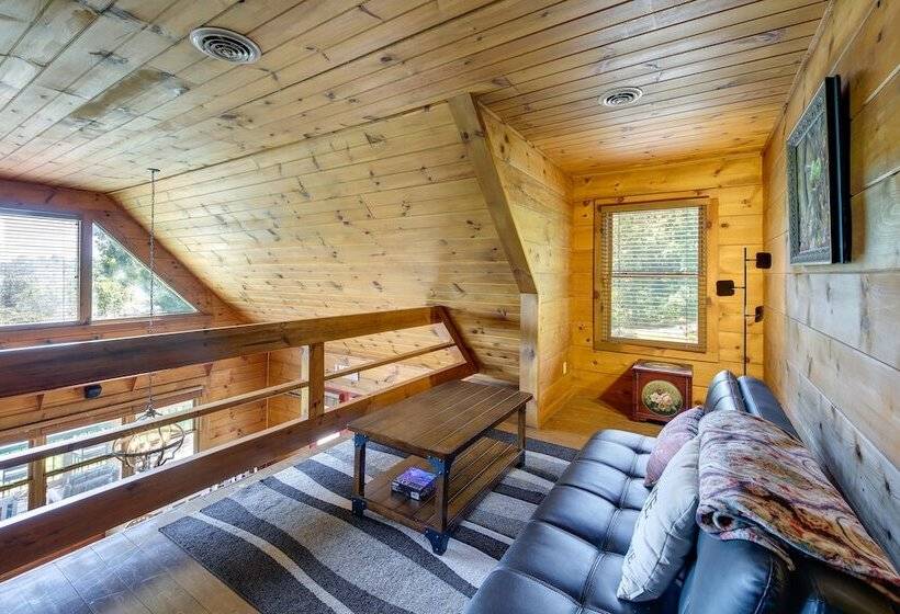 Sevierville Cabin W/ Hot Tub & Mountain View Deck