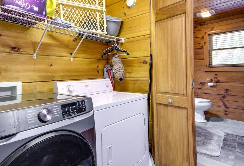 Sevierville Cabin W/ Hot Tub & Mountain View Deck