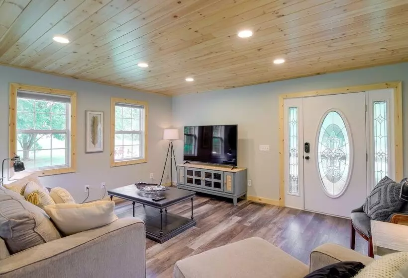 Sevierville Cabin W/ Private Hot Tub & Fire Pit