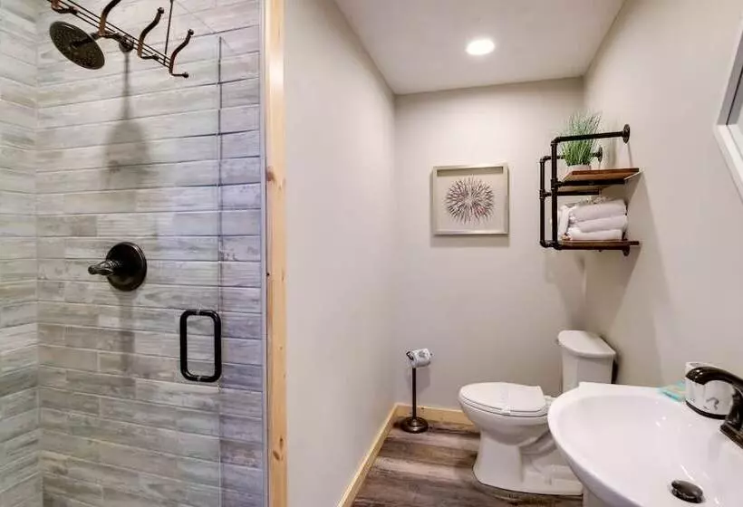 Sevierville Cabin W/ Private Hot Tub & Fire Pit