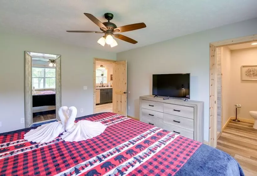 Sevierville Cabin W/ Private Hot Tub & Fire Pit