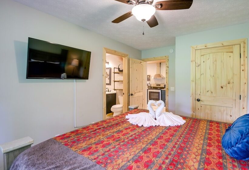 Sevierville Cabin W/ Private Hot Tub & Fire Pit