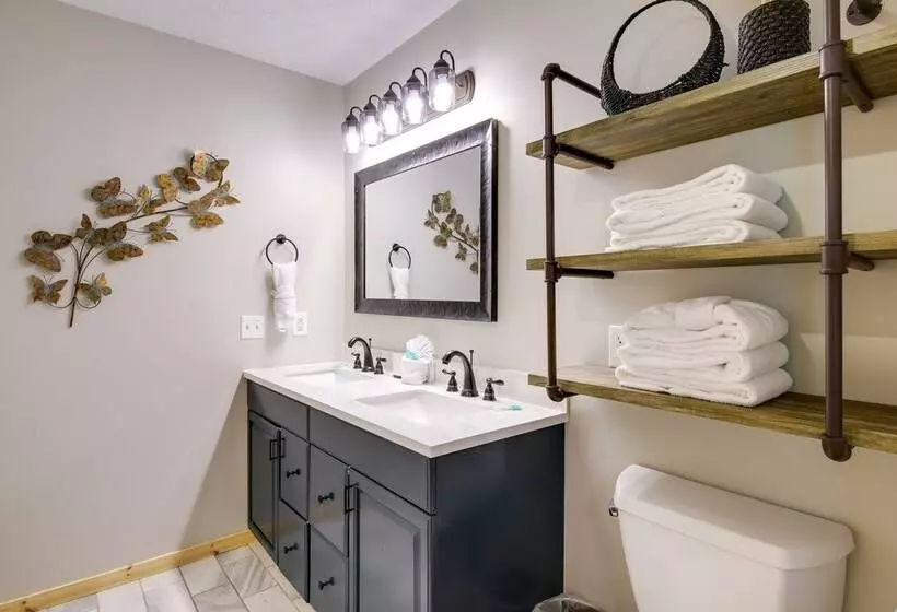 Sevierville Cabin W/ Private Hot Tub & Fire Pit