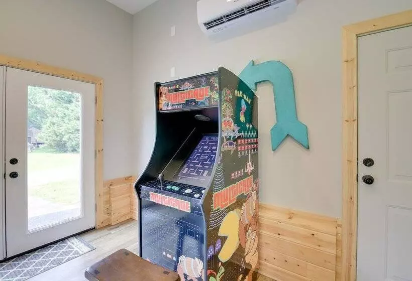 Sevierville Cabin W/ Private Hot Tub & Fire Pit