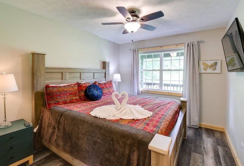 Sevierville Cabin W/ Private Hot Tub & Fire Pit