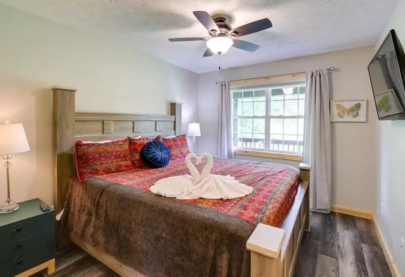 Sevierville Cabin W/ Private Hot Tub & Fire Pit