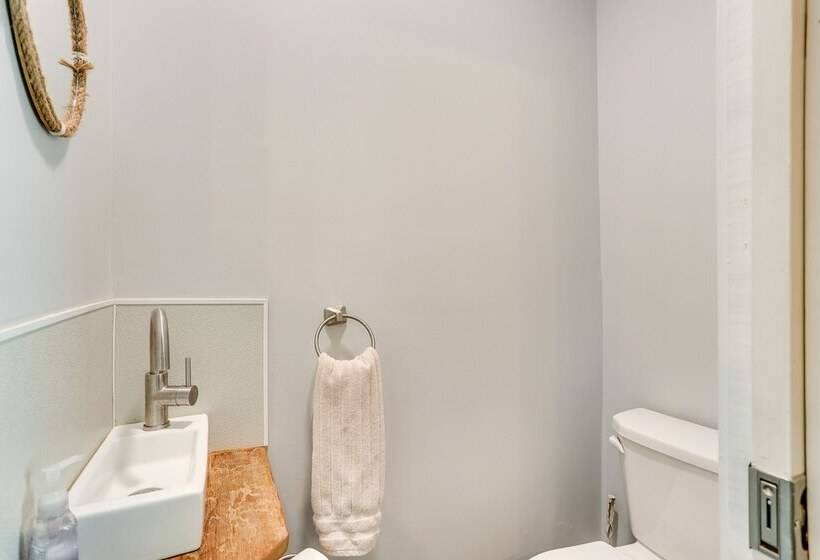 Spacious Country Home In Coatesville On Old Ranch!