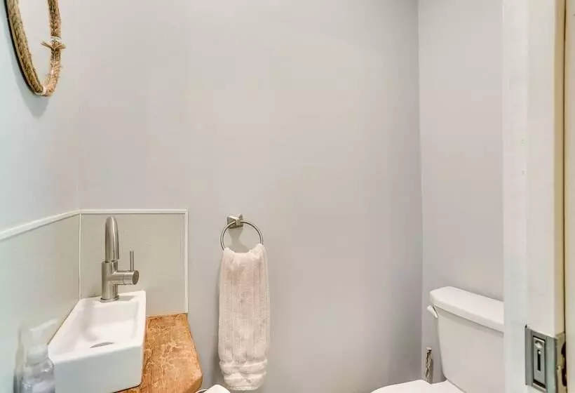 Spacious Country Home In Coatesville On Old Ranch!