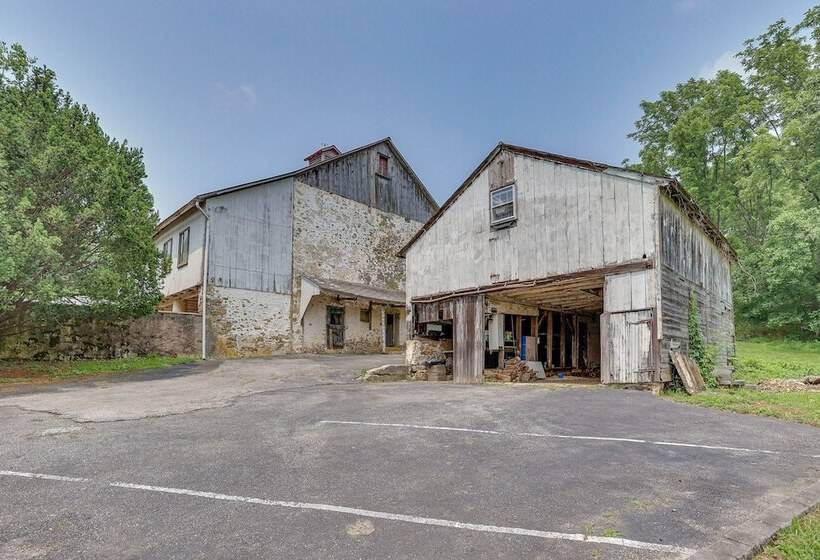 Spacious Country Home In Coatesville On Old Ranch!