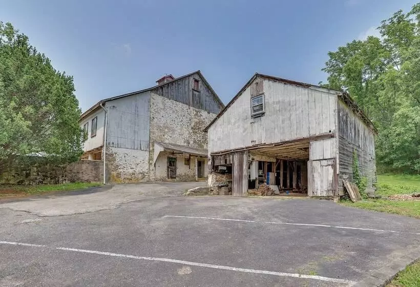 Spacious Country Home In Coatesville On Old Ranch!