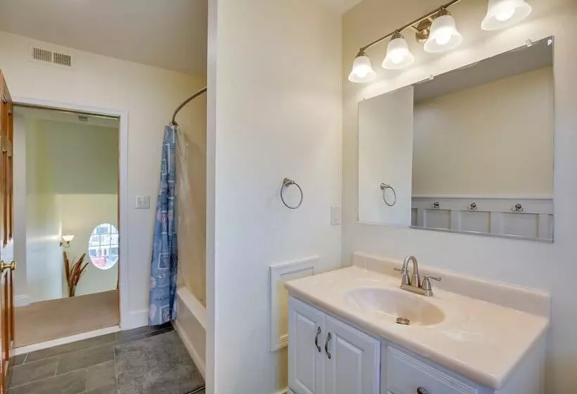 Spacious Jersey Shore Getaway: Walk To Beach!