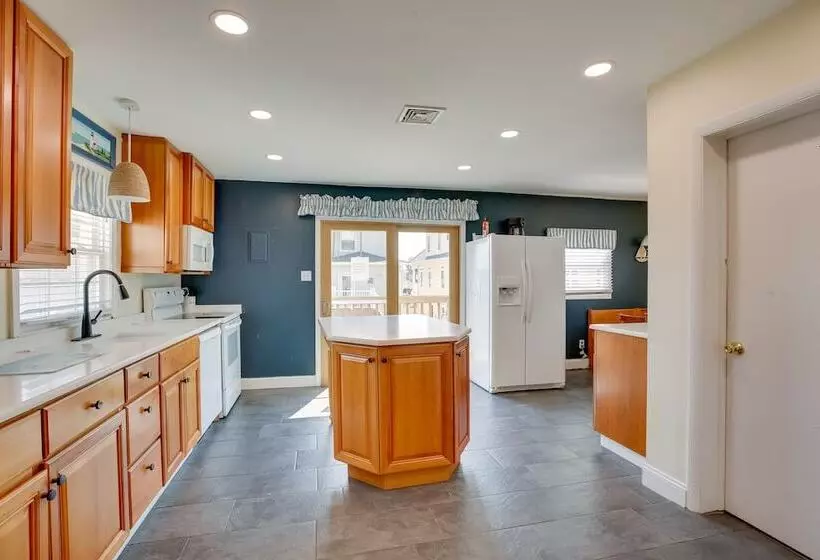 Spacious Jersey Shore Getaway: Walk To Beach!