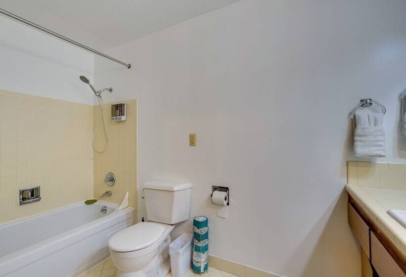 Expansive Lake Forest Park Home W/ Private Deck!