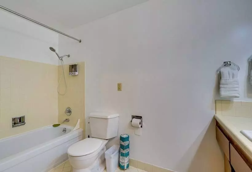 Expansive Lake Forest Park Home W/ Private Deck!