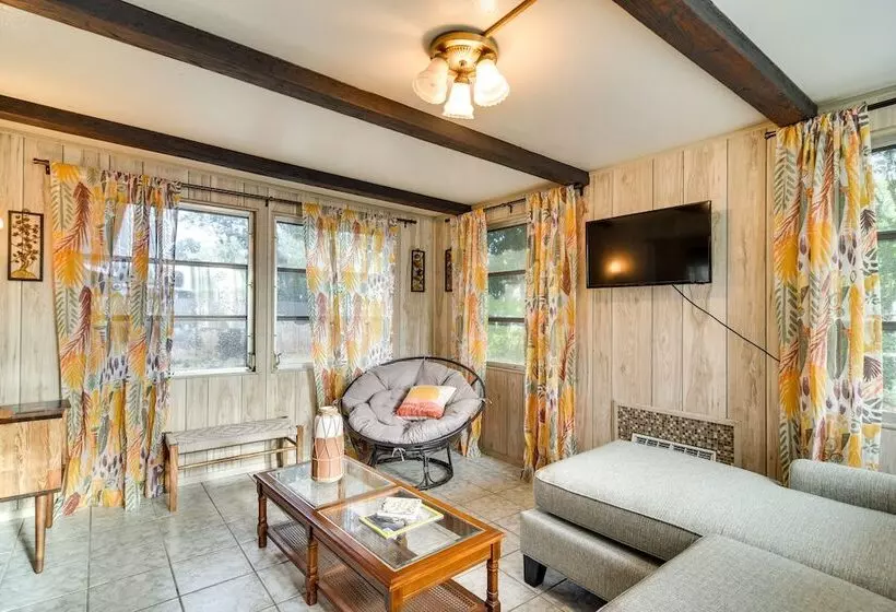 Sunny Seminole Retreat W/ Patio, Near Beaches!