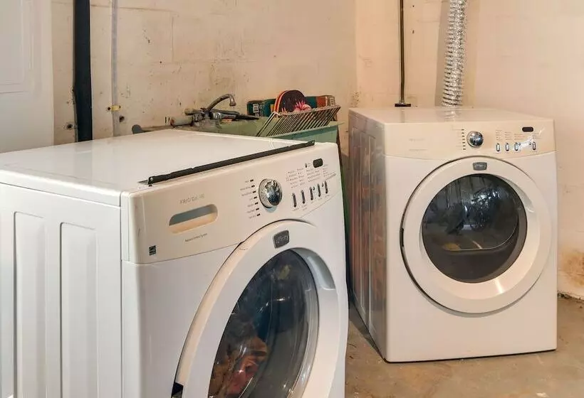 Sunny Seminole Retreat W/ Patio, Near Beaches!