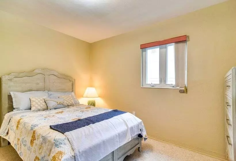 Sunny Seminole Retreat W/ Patio, Near Beaches!