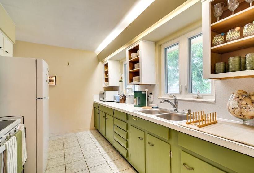 Sunny Seminole Retreat W/ Patio, Near Beaches!