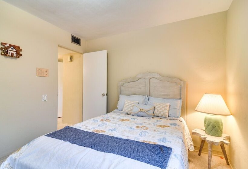 Sunny Seminole Retreat W/ Patio, Near Beaches!