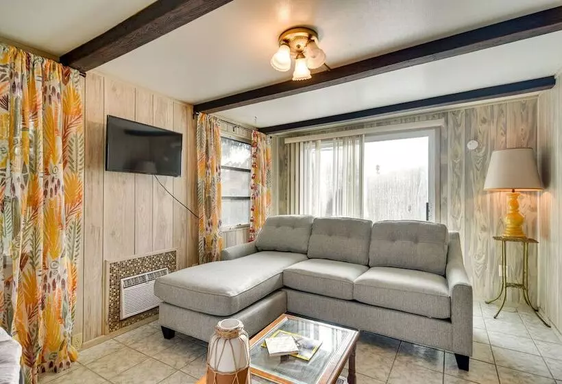 Sunny Seminole Retreat W/ Patio, Near Beaches!