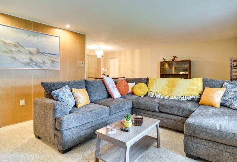 Sunny Seminole Retreat W/ Patio, Near Beaches!