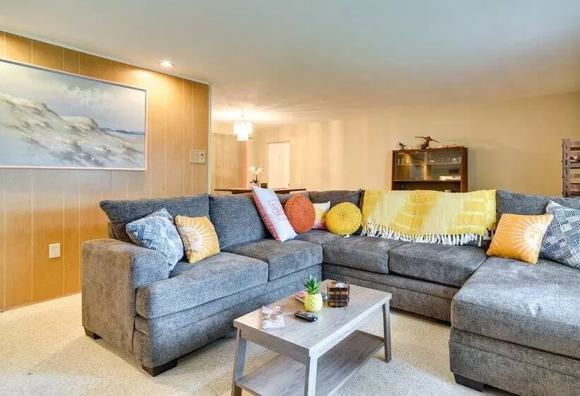 Sunny Seminole Retreat W/ Patio, Near Beaches!