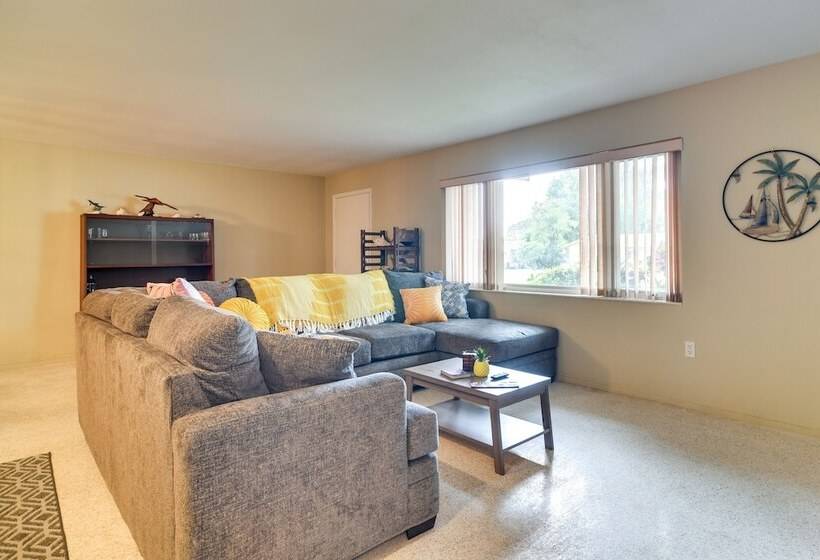 Sunny Seminole Retreat W/ Patio, Near Beaches!