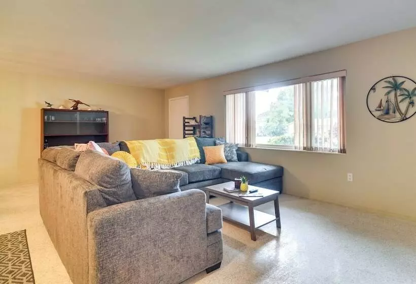 Sunny Seminole Retreat W/ Patio, Near Beaches!