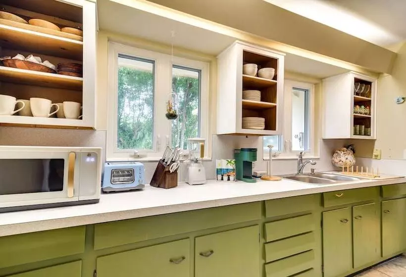 Sunny Seminole Retreat W/ Patio, Near Beaches!