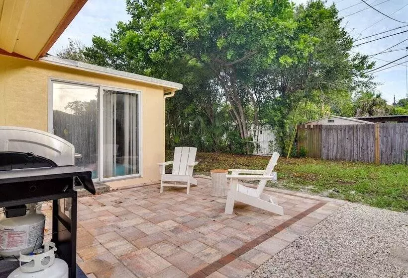 Sunny Seminole Retreat W/ Patio, Near Beaches!