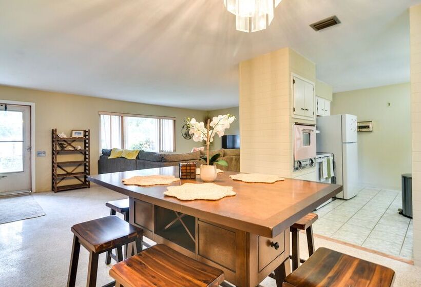 Sunny Seminole Retreat W/ Patio, Near Beaches!