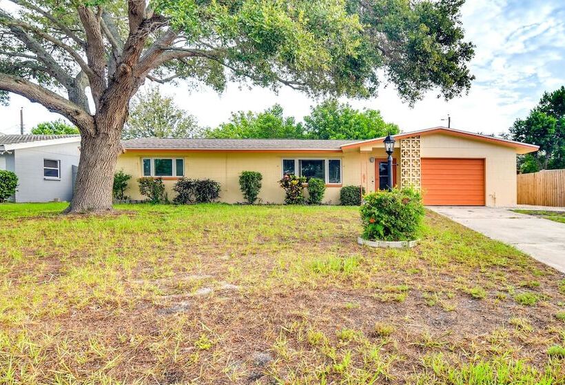 Sunny Seminole Retreat W/ Patio, Near Beaches!